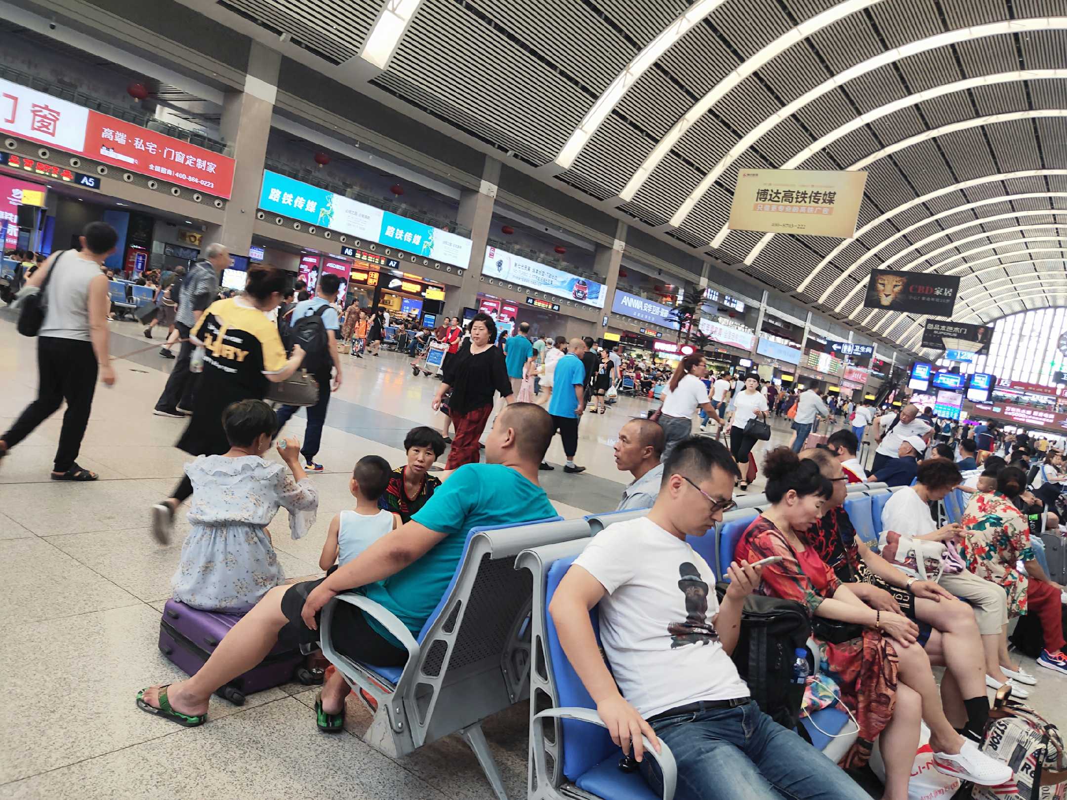 2019年7月30日讯,沈阳站二楼高铁候车室里,五湖四海的旅客人山人海都